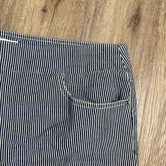 Liz Claiborne Striped Pull On Stretchy Jean Shorts Denim Size 16 - Picture 3 of 6